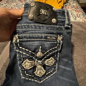 Size 27 woman’s miss me capri crop jeans.